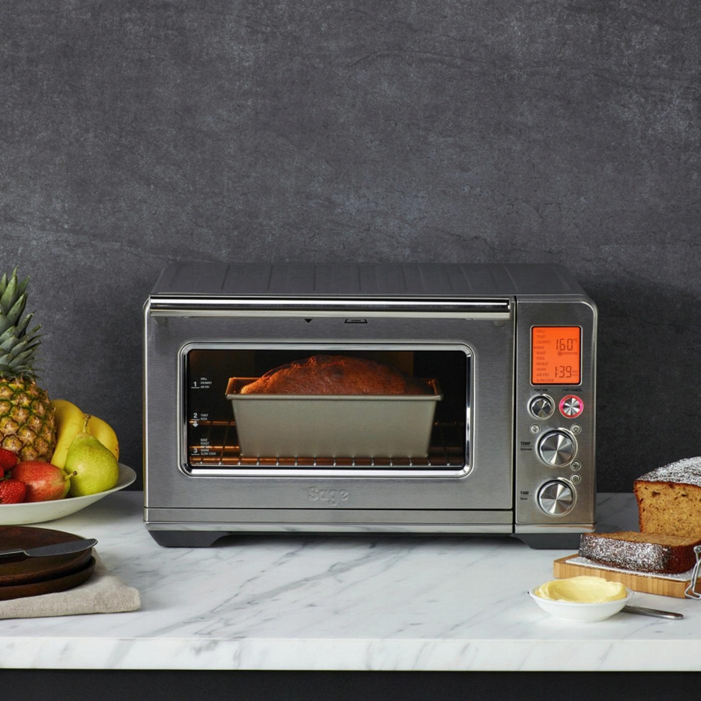 Sage Smart Oven Air Fryer - A sütő háttérvilágításos LCD kijelzője és tekerőgombjai működés közben