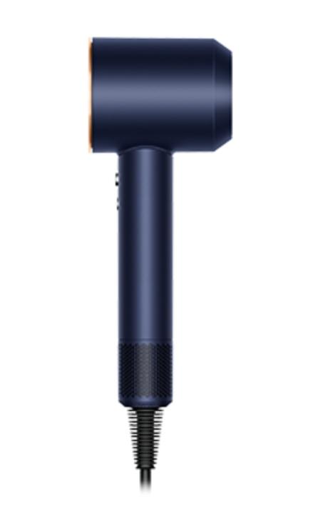 Dyson Supersonic Travel - A Coanda-hatást kihasználó simító fúvóka működés közben, amint elrejti a rakoncátlan hajszálakat