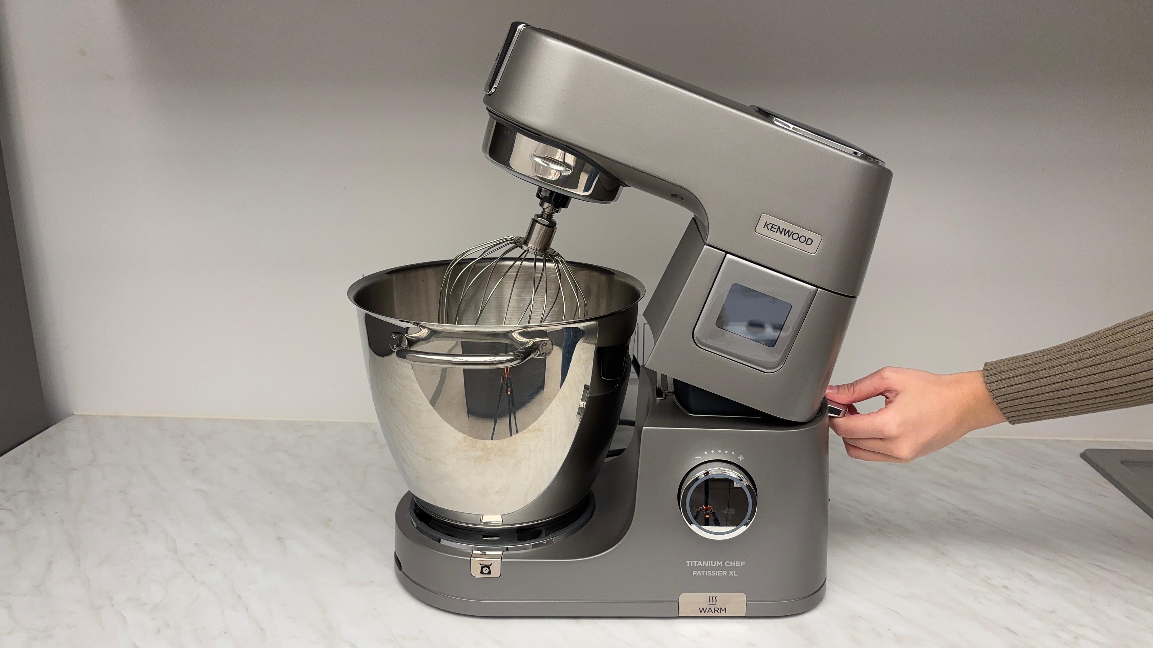 Kenwood Cooking Chef - A csomagban található tartozékok és keverőfejek felsorakoztatva