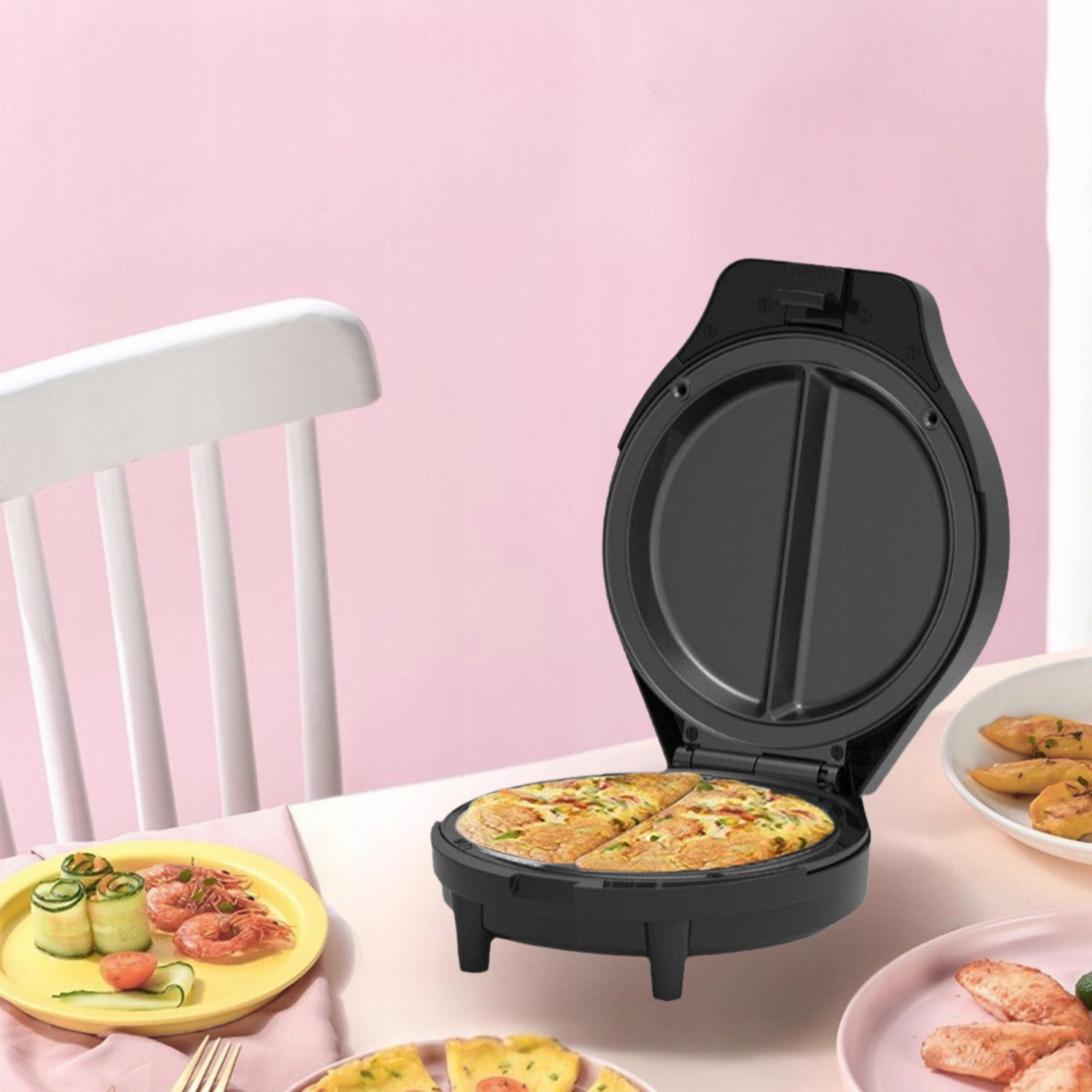 Creations 3 in 1 Sandwich Maker 26810-56 - Kész, aranybarnára sült dupla omlett a készülékből kiemelve