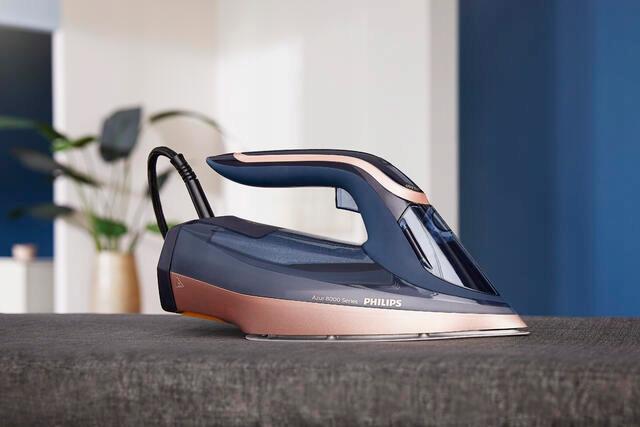 Philips Azur 8000 Series DST8050/80 - Vízbetöltés a vasaló szélesre nyitható elülső nyílásán keresztül