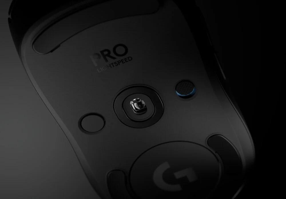 Logitech G Pro 2 LIGHTSPEED - A mágnesesen cserélhető oldalsó gombok kivezetése és beállítása
