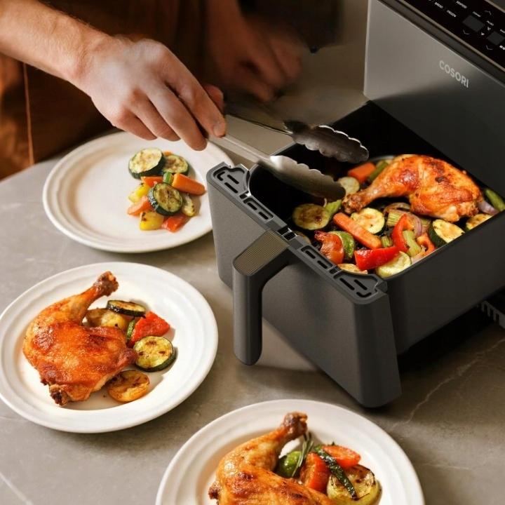 Cosori Iconic Air Fryer - a tágas 6,4 literes kosár kiemelve