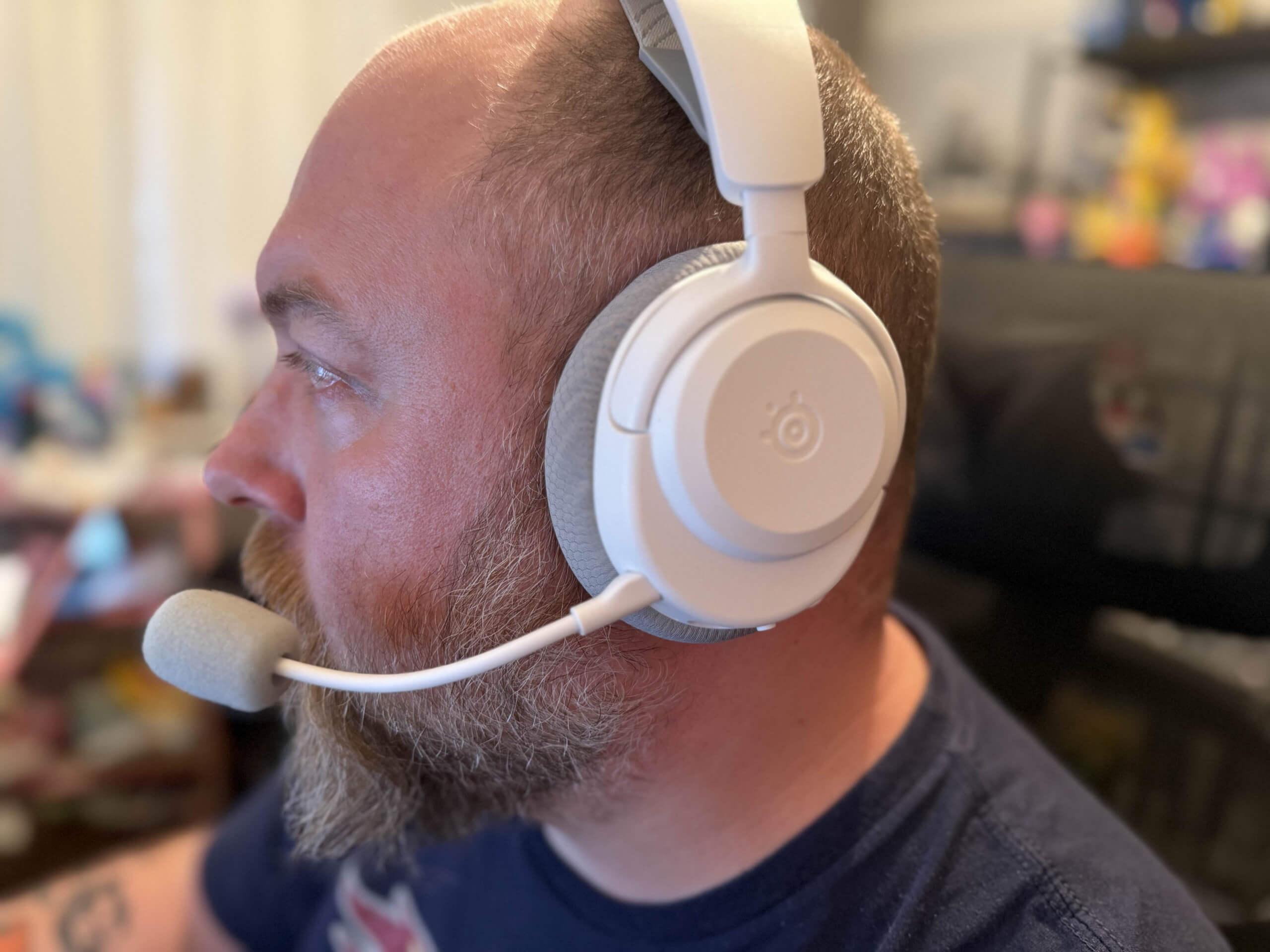 SteelSeries — Arctis Nova 3 Wireless - A fejhallgató fülkagylóján lévő gombok és a kivehető mikrofon