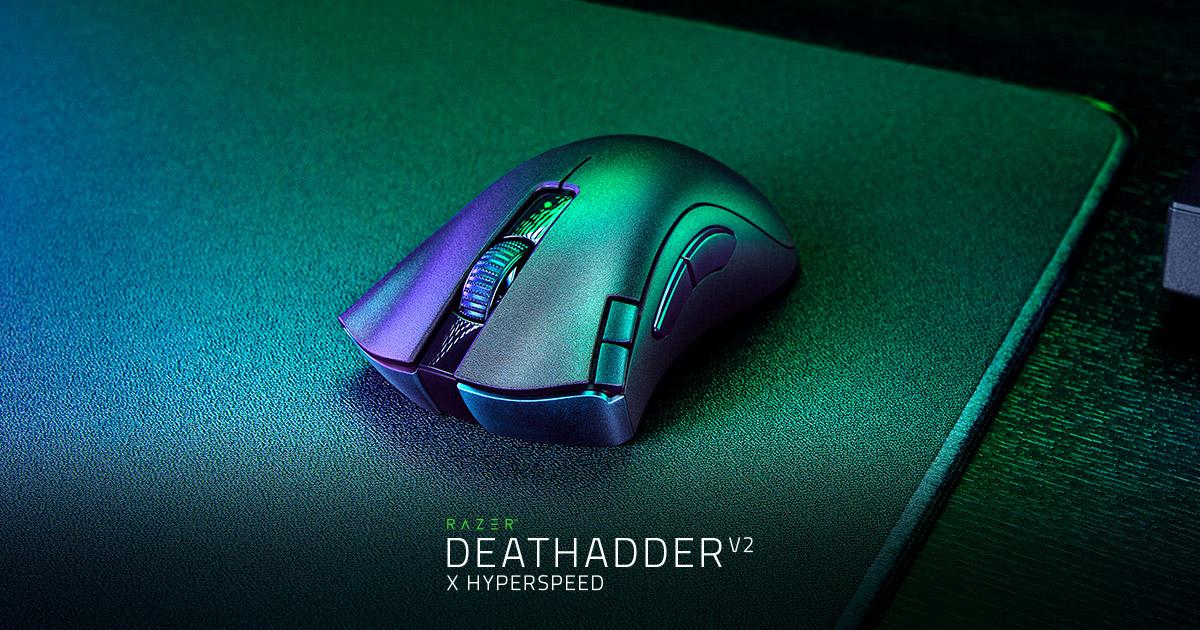 Razer DeathAdder V4 Pro - A PTFE egérlábak és az optikai szenzor az egér alján