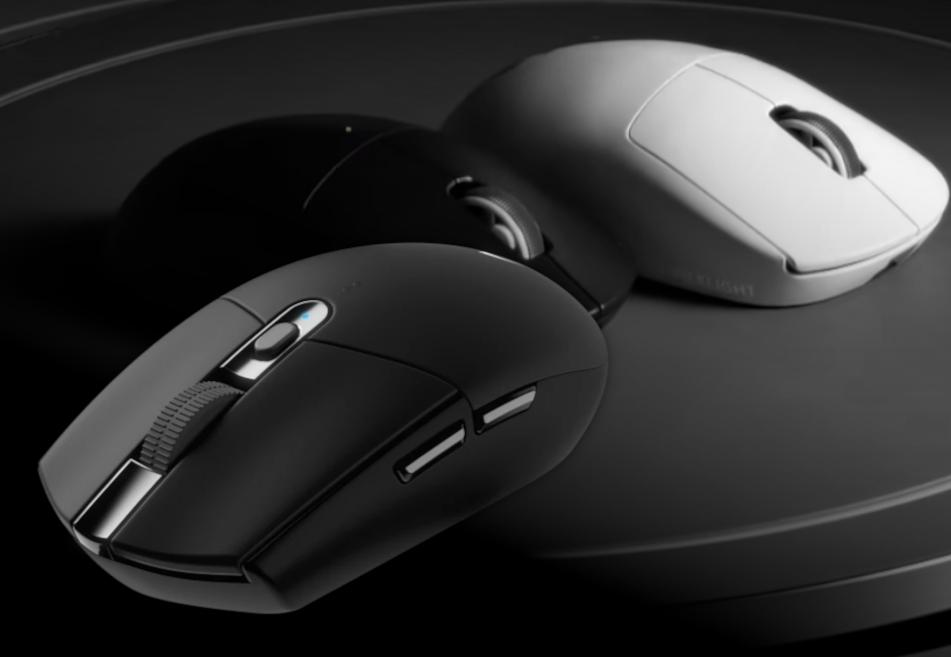 Logitech G305 X SUPERLIGHT - Az egér alja a PTFE talpakkal és a csatlakozó gombbal