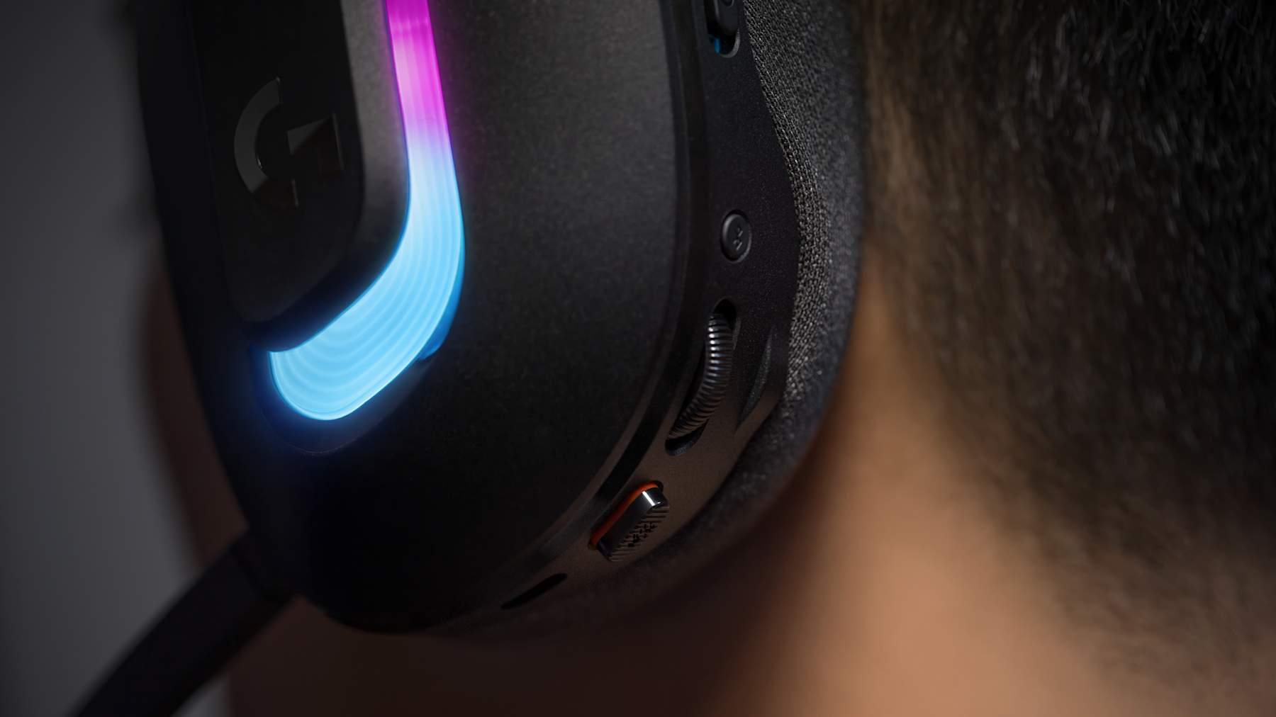 Logitech G — G522 Lightspeed - a fejhallgató kagylóján található hangerőszabályzó és vezérlőgombok
